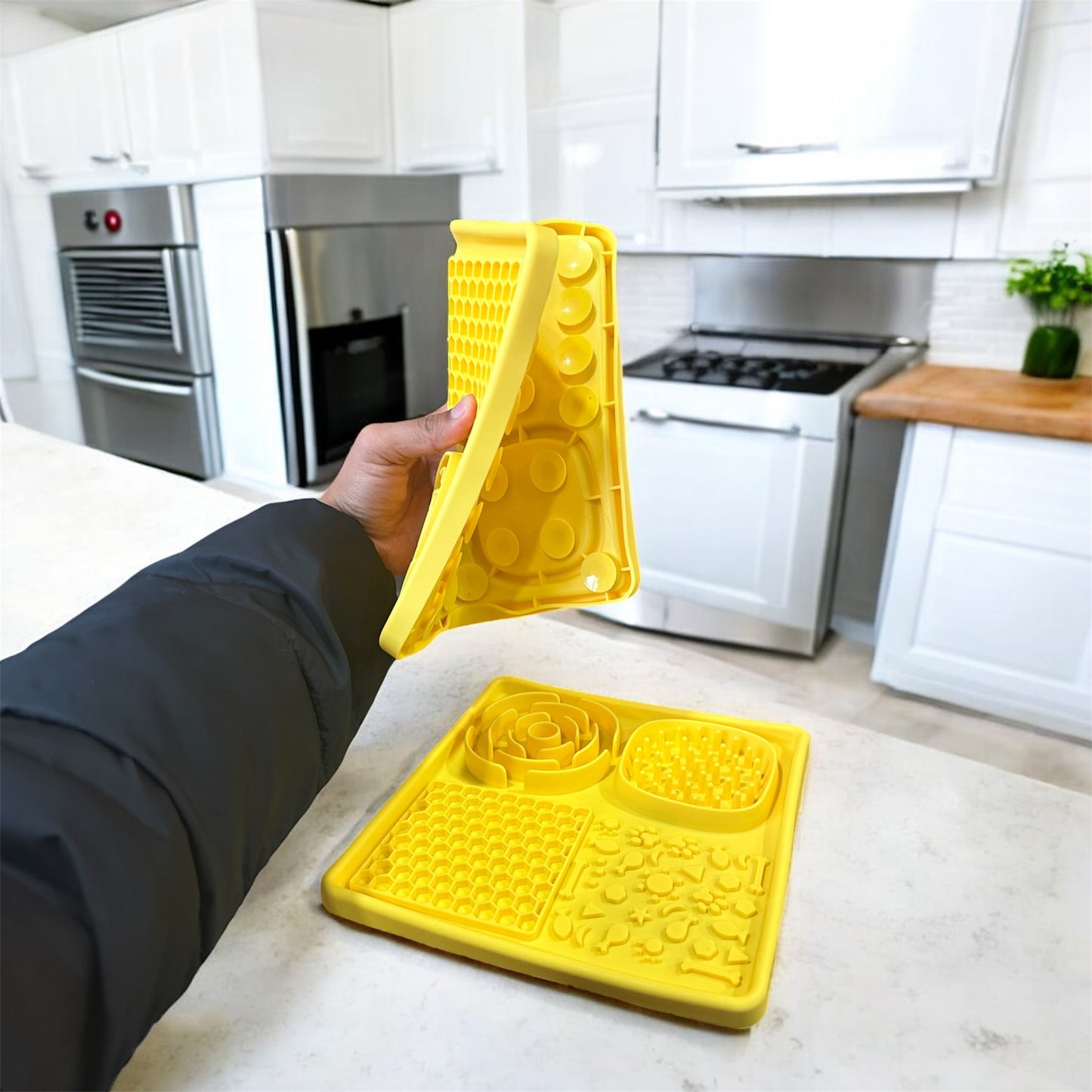 Square Slow Feeder – Large Collapsible Silicone for Cats & Dogs with Suction Cup